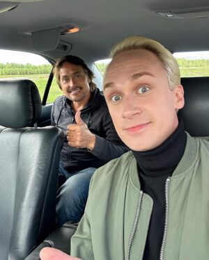 Christoffer Strandberg Instagram - Top Gear Suomi! 🚘
A dream come true. 
Opin eri automerkit ja mallit ennen kun opin kunnolla puhumaan. Aina kun mentiin äidin kanssa Helsinkiin ostoksille istuin takapenkillä ja luettelin kaikki automerkit ja -mallit, jotka tuli vastaan. Kaikki, jotka mut tuntee tietävät, että tuo intohimo ei ole millään lailla laantunut. Ja nyt maailman suurin Tv-ohjelma tulee Suomeen ja mä pääsen tutkimaan, leikkimään ja seikkailemaan autoilla. Ja missä porukassa! Tapasin Teemun ja Ismon ekaa kertaa kuvauspaikalla viime viikolla ja hommahan lähti heti käsistä. 
Keväällä 2024 näette miten käy, Nelosella ja Ruudussa.
This is gonna be epic! 

@topgear @nelonen @ruutu @sel8nneteemu @ismocomedy @rabbit_films #topgearsuomi