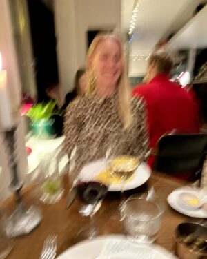 Christoffer Strandberg Instagram - Pyhä Jutta ❤️
Jätettiin tanssit kerrankin väliin ja mentiin syömään pitkän kaavan mukaan Jutan kanssa ennen joulupyhiä. Aina kun nähdään, Jutta sujauttaa vaivihkaa mun käteen tai laukkuun jonkun pienen lahjan, joskus se on smoothie tai pulla, tällä kertaa se oli joululahja. Paketista kuoriutui kultainen muumi ja saatekortti, joka sai kyynelehtimään. Muumit on mun uskonto, joten tämä kaveri säteilee onnea ja perspektiiviä arkeen. 
Ystävyys on lahjoista kallisarvoisin. 

Pakko myös sanoa, että @sikkesravintola ja sen ruoka Helsingin Tehtaankadulla oli hävyttömän hyvää. Ja viini! Ja palvelu! Alan kanta-asiakkaaksi! 🤤
Lopuksi vielä tärähtänyt kuva Jutasta, ettei kukaan vaan erehdy luulemaan, että hän pelkästään on pyhä. 🤠