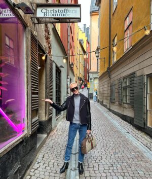 Christoffer Strandberg Instagram - Kyllä, huhut pitävät paikkaansa, myyn kukkia Tukholman Gamla stanissa. Suomessa myyn vaan itseäni. Stockholm i mitt hjärta. ❤️

#kotkanruusu
