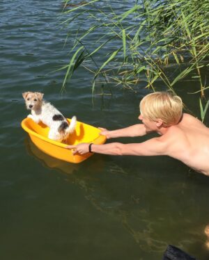 Christoffer Strandberg Instagram - Hyvästi rakas ystävä, elämäni koira. Valma on ollut poissa jo yli kaksi kuukautta ja elämä on sen myötä lopullisesti muuttunut.

Kesän alussa tiesin, että pian koittaa se aika kun täytyy kantaa se raskain vastuu, jonka itselleen ottaa koiran ihmisenä. En vaan ymmärtänyt kuinka voisimme leikkiä jumalaa ja päättää perheenjäsenen elämästä. Viimeisenä viikonloppunaan Valma kuitenkin näytti, että hän ei jaksa enää. Silloin osasin toimija. Kaikki läheiset saivat hyvästellä hänet ja viimeinen päivä oli arvokas ja kaunis. Se kuinka moni läheinen suri ja itki Valmaa kertoo kuinka suuri pieni koira hän oli.

Olin läsnä kun Valma veti viimeisen hengähdyksensä. Hän liukui rauhallisesti lopulliseen uneen. En voinut uskoa silmiäni kun edessäni yhtäkkiä makasi se 5-vuotias Valma, jonka tapasin 11 vuotta sitten. Kaikki kipu, väsymys ja vanhuus ikään kuin hävisi hänen kasvoiltaan kun hän vihdoin sai levätä. Silloin vasta itkin, kuin se pikkupoika, joka juuri on menettänyt koiran, jota hän aina on rukoillut. Olen se poika.

Rakastin tuota sydämellistä, hullua ja kaunista olentoa. Koiran vilpitön rakkaus ja luottamus on niin arvokas asia tässä kyynisessä maailmassa. Se tapa, jolla Valma katsoi minua, kaikki meidän seikkailut rantakallioilla, merellä ja järvellä niin soutaen kuin suppaillen, meidän perhe-illat elokuvan äärellä, niitä muistoja kannan ikuisesti lämmöllä. 

Jenni Haukio sanoittaa koiran antaman rakkauden lohduttavasti kirjassa Sinun tähtesi täällä,
”Usein mietinkin, kuinka jokin niin pieni saattaakaan olla jotain niin suurta, niin paljon enemmän kuin vain koira, jolla sanaparilla ihmisen ja koiran välistä suhdetta usein mitätöidään. Kaiken muun ohella Lennu oli minulle paras ystävä elämäni surullisimpina ja yksinäisimpinä hetkinä. Silloin kun oli tarve, hän nousi olkapäitäni vasten, lohdutti ja kevensi raskaan mielen.” 

Tunnistan täysin tuon kokemuksen. Kiitos Valma kaikesta mitä opetit. Kiitos Janne, että sain olla osa Valman elämää, tasavertaisesti. Kuten Jenni kirjoittaa, ”Jonain päivänä elämässä lankeaa rakkauden hinnaksi kuitenkin suruista suurin”. 
Silti, kannattaa aina rakastaa. Valma ❤️