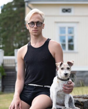 Christoffer Strandberg Instagram - Hyvästi rakas ystävä, elämäni koira. Valma on ollut poissa jo yli kaksi kuukautta ja elämä on sen myötä lopullisesti muuttunut.

Kesän alussa tiesin, että pian koittaa se aika kun täytyy kantaa se raskain vastuu, jonka itselleen ottaa koiran ihmisenä. En vaan ymmärtänyt kuinka voisimme leikkiä jumalaa ja päättää perheenjäsenen elämästä. Viimeisenä viikonloppunaan Valma kuitenkin näytti, että hän ei jaksa enää. Silloin osasin toimija. Kaikki läheiset saivat hyvästellä hänet ja viimeinen päivä oli arvokas ja kaunis. Se kuinka moni läheinen suri ja itki Valmaa kertoo kuinka suuri pieni koira hän oli.

Olin läsnä kun Valma veti viimeisen hengähdyksensä. Hän liukui rauhallisesti lopulliseen uneen. En voinut uskoa silmiäni kun edessäni yhtäkkiä makasi se 5-vuotias Valma, jonka tapasin 11 vuotta sitten. Kaikki kipu, väsymys ja vanhuus ikään kuin hävisi hänen kasvoiltaan kun hän vihdoin sai levätä. Silloin vasta itkin, kuin se pikkupoika, joka juuri on menettänyt koiran, jota hän aina on rukoillut. Olen se poika.

Rakastin tuota sydämellistä, hullua ja kaunista olentoa. Koiran vilpitön rakkaus ja luottamus on niin arvokas asia tässä kyynisessä maailmassa. Se tapa, jolla Valma katsoi minua, kaikki meidän seikkailut rantakallioilla, merellä ja järvellä niin soutaen kuin suppaillen, meidän perhe-illat elokuvan äärellä, niitä muistoja kannan ikuisesti lämmöllä. 

Jenni Haukio sanoittaa koiran antaman rakkauden lohduttavasti kirjassa Sinun tähtesi täällä,
”Usein mietinkin, kuinka jokin niin pieni saattaakaan olla jotain niin suurta, niin paljon enemmän kuin vain koira, jolla sanaparilla ihmisen ja koiran välistä suhdetta usein mitätöidään. Kaiken muun ohella Lennu oli minulle paras ystävä elämäni surullisimpina ja yksinäisimpinä hetkinä. Silloin kun oli tarve, hän nousi olkapäitäni vasten, lohdutti ja kevensi raskaan mielen.” 

Tunnistan täysin tuon kokemuksen. Kiitos Valma kaikesta mitä opetit. Kiitos Janne, että sain olla osa Valman elämää, tasavertaisesti. Kuten Jenni kirjoittaa, ”Jonain päivänä elämässä lankeaa rakkauden hinnaksi kuitenkin suruista suurin”. 
Silti, kannattaa aina rakastaa. Valma ❤️