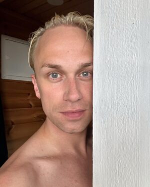 Christoffer Strandberg Instagram - En oo Ruississa, enkä Hangossa. Oon saunassa. Ja lomalla, tavallaan. On mulla firman kirjanpito mukana saaressa, ja muutama kuitti. 😅 Rockstar life. 
@flowfestivalhelsinki aion kokea tänä vuonna. Lupaan pestä tukan ja ajaa sängen ennen sitä. ✌️
#meriapina