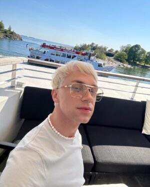 Christoffer Strandberg Instagram - Kesätucca ja tunnustus. 🫧
Muina miehinä kittasin samppanjaa Mattolaiturilla parturin jälkeen (koska kerran vaan eletään) ja heti turistipaatit parveilivat. Strandbergin otsatukasta Suomenlinnaan on näköjään uusi reitti. 💁🏼‍♂️

Sitten synninpäästöön: en ole koskan käynyt festareilla. Tai siis ehkä joskus vuonna nakki ja härkäruukku, mutta en näin aikuisten oikeasti. Vaikka kesäisin muutun merellä viihtyväksi saaristo-apinaksi, homo archipelagicus (ymmärtäkää niin kuin haluatte), voisin haastaa omakuvaani siitä, etten ole festari-ihminen. 
Mistä kannattaa aloittaa? Vinkit, linkit ja festariminkit (?) otetaan ilolla vastaan. Tack så mycket. 💋
#pottapää #festarit 

Ps. Mun luottoparturi on @johannanoir joka paitsi tekee loistavaa työtä, myös antaa asiakkaan ”nauttia” työn välivaiheisa… 🤭