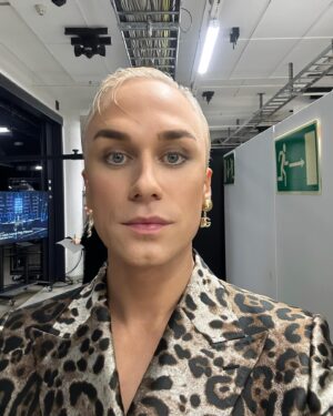 Christoffer Strandberg Instagram - Kiitos Kultainen Venla! ✨
Pantteri oli irti ja ilta sen mukainen. Kiitti myös Domenico Dolce ja Stefano Gabbana, että teette pukuja, jotka istuu mulla millimetrilleen, grazie mille, hirveen ystävällistä. Italialainen pukutaide ja suomalainen Tv-viihde on yllättävä mutta toimiva kombo. 
Vertailtiin sormuksia @anniihamaki kanssa ja todettiin, että hän ainakin voitti suihkurusketus-kisan. 
Grrrauuu. 🐆🐆🐆
#kultainenvenla #galaseason