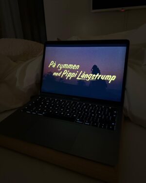 Christoffer Strandberg Instagram - Voihan veljet! ✈️
Parhaat kolme päivää aikoihin. Loikattiin Itämeren yli Tukholmaan mun pikkuveljen kanssa toukokuussa. Tehtiin kaikki samat asiat kuin lapsuuden reissuilla, mutta ilman vanhempia. Käytiin Skansenilla, Vasa-museossa ja laivalla Drottningholmin linnassa. Yksi yö katsottiin jopa Peppi Pitkätossu-leffa läppäriltä. Todella psykedeelistä kamaa! Okei, lapsina me ei kyllä juotu näin monta Dry Martinia ja tultu yökerhosta kello viisi aamulla…

Och tack underbara @afterdarkshow sluta aldrig! ❤️

On huikeaa, että on joku joka pelkästä katseesta ymmärtää mikä naurattaa, joka tajuaa kaikki samat asiat lapsuudesta ja vanhemmista. Eniten vaikuttunut oon veikan tavasta katsoa maailmaa avoimuudella ja miten hän huomioi muut ihmiset. Oon niin ylpeä!
Hän voi yrittää kasvaa ja vanheta niin paljon kuin haluaa, mutta lillebror on aina lillebror. 🫶

Ps. Saat papukaijamerkin jos löydät sorsan viimeisesta kuvasta. Kyseinen kukka-asetelma on siis keskellä kelluvaa ravintolaa.