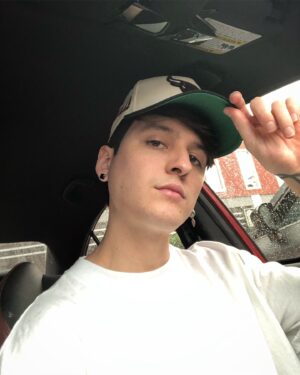 Christopher Vélez Instagram - So fresh… so clean 💇🏻‍♂️😎