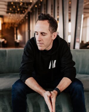 Chuck Comeau  Instagram - One week until we fly to Australia for an amazing tour with our friends @boyslikegirls @wethekings & @jax 🇦🇺🤘🙏❤️

I can’t wait to be back Down Under again, one of my favorite place in the world, and play these incredible cities and venues. 🤩🤩🤩

There’s only a handful of tickets left for our second night in Sydney at @hordernpavilion

Everything else is sold out! 😍😍😍

VIP spots are available at officialsimpleplan.com

See you all very soon! 🎉

📸: @annaleemedia