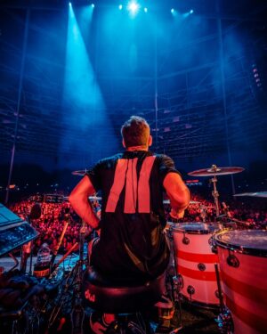 Chuck Comeau  Instagram - Toronto was epic last night! Always love playing and hanging out in the 6ix and so grateful for all our amazing fans here. 🙏🤘❤️

Can’t wait to come back already! 🤩

📸: @skylerbarberio