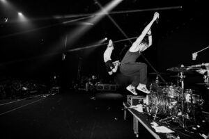 Chuck Comeau  Instagram - B&W in Brazil! 🤍🖤🇧🇷

Every single show here has been magical. I’m so glad to finally be back here. It feels like home and I’m loving every minute! Can’t wait for Rio and Belo Horizonte! 💚💛🤘

📸: @annaleemedia
