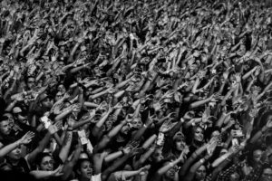 Chuck Comeau  Instagram - B&W in Brazil! 🤍🖤🇧🇷

Every single show here has been magical. I’m so glad to finally be back here. It feels like home and I’m loving every minute! Can’t wait for Rio and Belo Horizonte! 💚💛🤘

📸: @annaleemedia