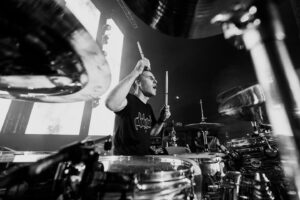 Chuck Comeau  Instagram - Brasil!!! 🇧🇷🇧🇷🇧🇷🥺🥺🥺

Eu te amo para sempre! ❤️❤️❤️

Headlining @iwannabe.tour at @allianzparque in São Paulo was what dreams are made of. 🤩🤩🤩

Muito, Muito Obrigado to every single fan who was there last night and to everyone in Brazil who has supported our band since the first time we came here back in 2005! 🙏🙏🙏

This was our tenth time here in your beautiful country and I can promise you we will never stop COMING TO BRAZIL! 🫶

See you tonight in Curitiba! 🤘⚡️🤘