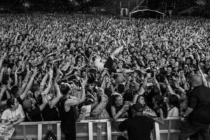 Chuck Comeau  Instagram - Brasil!!! 🇧🇷🇧🇷🇧🇷🥺🥺🥺

Eu te amo para sempre! ❤️❤️❤️

Headlining @iwannabe.tour at @allianzparque in São Paulo was what dreams are made of. 🤩🤩🤩

Muito, Muito Obrigado to every single fan who was there last night and to everyone in Brazil who has supported our band since the first time we came here back in 2005! 🙏🙏🙏

This was our tenth time here in your beautiful country and I can promise you we will never stop COMING TO BRAZIL! 🫶

See you tonight in Curitiba! 🤘⚡️🤘