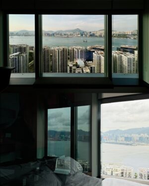 Cian-You Peng Instagram - 2024星宇航空啟航香港

忙碌的夏季跟著星宇航空一起飛往香港，從貴賓室開始，摩登大器的裝潢風格可感受到舒適的空間氛圍，無論是寬敞的沙發區或隱密包廂室都能滿足個人需求，還有不必排隊就可以品嚐到的特色美食！（胡椒餅好好吃！！😋）

ㄧ上機就有可愛的SNOOPY陪我飛，喝到香氣優雅的羅蘭香檳，看到我愛的《我的完美日常》電影，唯一的缺點是飛行時間太短，飛機上的設備太舒適都還捨不得睡怎麼就到了🤣。

這次住宿是EAST Hong Kong，從房間窗景看出去的景色好有港味。三天兩夜的小旅程，經歷了一場完美不凡的生活，享受充滿道地的港味美食，也終於見到在香港的朋友們，好滿足～充飽電繼續努力工作！

Thanks STARLUX Airlines
@starluxairlines @easthk
#STARLUXHK #STARLUX