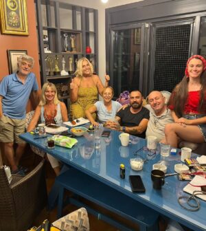Çiğdem Tunç Instagram - Prova halimizle, instagram 'a yeniden merhaba..
Olağan şüpheliler,bir kısmımız.. 
#kanlınigar #çiğdemtunçtiyatrosu #prova #geleneksel #gelenekseltürktiyatrosu #sadıkşendil #esinengin #çiğdemtunç #kalamış🧿
