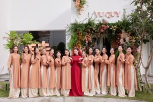 Cindy Diễm Mii Instagram - Hạnh phúc trọn vẹn nha cô dâu của em ơi 💕
Quá xinh đẹp rồi cô dâu @miduofficial 👰‍♀️👰‍♀️
Dàn bê tráp hùng hậu quá điiii