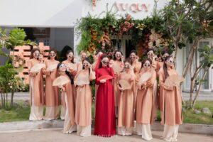 Cindy Diễm Mii Instagram - Hạnh phúc trọn vẹn nha cô dâu của em ơi 💕
Quá xinh đẹp rồi cô dâu @miduofficial 👰‍♀️👰‍♀️
Dàn bê tráp hùng hậu quá điiii