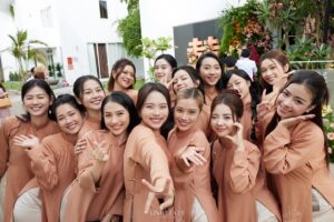 Cindy Diễm Mii Instagram - Hạnh phúc trọn vẹn nha cô dâu của em ơi 💕
Quá xinh đẹp rồi cô dâu @miduofficial 👰‍♀️👰‍♀️
Dàn bê tráp hùng hậu quá điiii