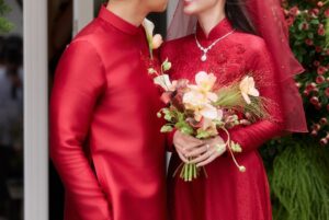 Cindy Diễm Mii Instagram - Hạnh phúc trọn vẹn nha cô dâu của em ơi 💕
Quá xinh đẹp rồi cô dâu @miduofficial 👰‍♀️👰‍♀️
Dàn bê tráp hùng hậu quá điiii