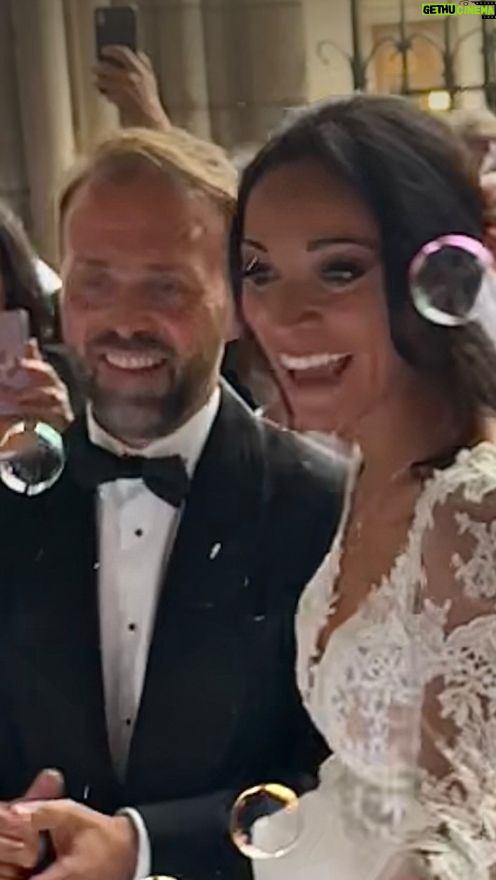 Cindy Fabre - 20.1K Likes - « L’ Amour est un mot, jusqu’à ce qu’une personne vienne lui donner tout son sens »
C’est que nous avons vécu ce week end 😍
Je pense que ces images racontent tout ce que nous avons vécu et la beauté divine de ces instants ✨
Un bonheur plus grand que l’ Univers à notre belle @cindyfabreoff et son mari @sylvaincamos 👼❤️
@elodiegossuin @clemencebotinooff @amandinepetitoff @floracoquerel @sunnypeg @valerie__pascale @patricia.barzyk @brit2406 #isabelleshumacker #lespetitschanteursdelacroixdebois