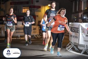 Cindy Poumeyrol Instagram - Notre 1er Marathon pendant les JO de Paris 2024, l'expérience d'une vie, encore tellement d'émotion en revoyant ces photos. On l'a fait, ensemble ✨🫶

@teamorangerunning @asicsrunning @paris2024
#marathonpourtous #finishers