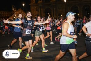 Cindy Poumeyrol Instagram - Notre 1er Marathon pendant les JO de Paris 2024, l'expérience d'une vie, encore tellement d'émotion en revoyant ces photos. On l'a fait, ensemble ✨🫶

@teamorangerunning @asicsrunning @paris2024
#marathonpourtous #finishers