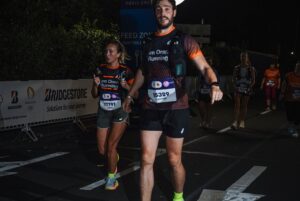Cindy Poumeyrol Instagram - Notre 1er Marathon pendant les JO de Paris 2024, l'expérience d'une vie, encore tellement d'émotion en revoyant ces photos. On l'a fait, ensemble ✨🫶

@teamorangerunning @asicsrunning @paris2024
#marathonpourtous #finishers