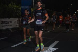 Cindy Poumeyrol Instagram - Notre 1er Marathon pendant les JO de Paris 2024, l'expérience d'une vie, encore tellement d'émotion en revoyant ces photos. On l'a fait, ensemble ✨🫶

@teamorangerunning @asicsrunning @paris2024
#marathonpourtous #finishers