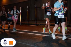 Cindy Poumeyrol Instagram - Notre 1er Marathon pendant les JO de Paris 2024, l'expérience d'une vie, encore tellement d'émotion en revoyant ces photos. On l'a fait, ensemble ✨🫶

@teamorangerunning @asicsrunning @paris2024
#marathonpourtous #finishers
