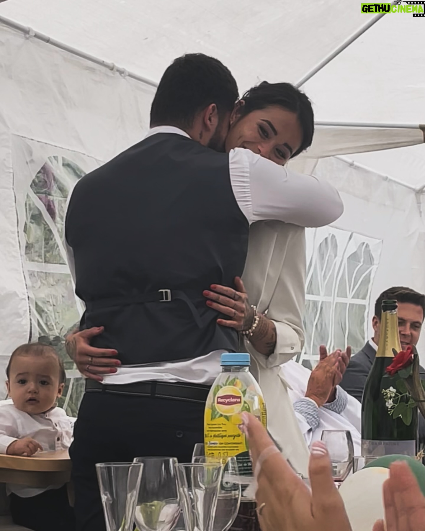 Claire Tomek - 20.3K Likes - Un mari c’est le gars qui vous soutient dans tous les problèmes que vous n’auriez pas eus si vous ne l’aviez pas épousé.
Joyeux 2 ans de mariage ❤️
Ps: promis j’avais pas oublié ..