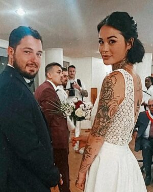 Claire Tomek Instagram - Un mari c’est le gars qui vous soutient dans tous les problèmes que vous n’auriez pas eus si vous ne l’aviez pas épousé. 
Joyeux 2 ans de mariage ❤️

Ps: promis j’avais pas oublié ..