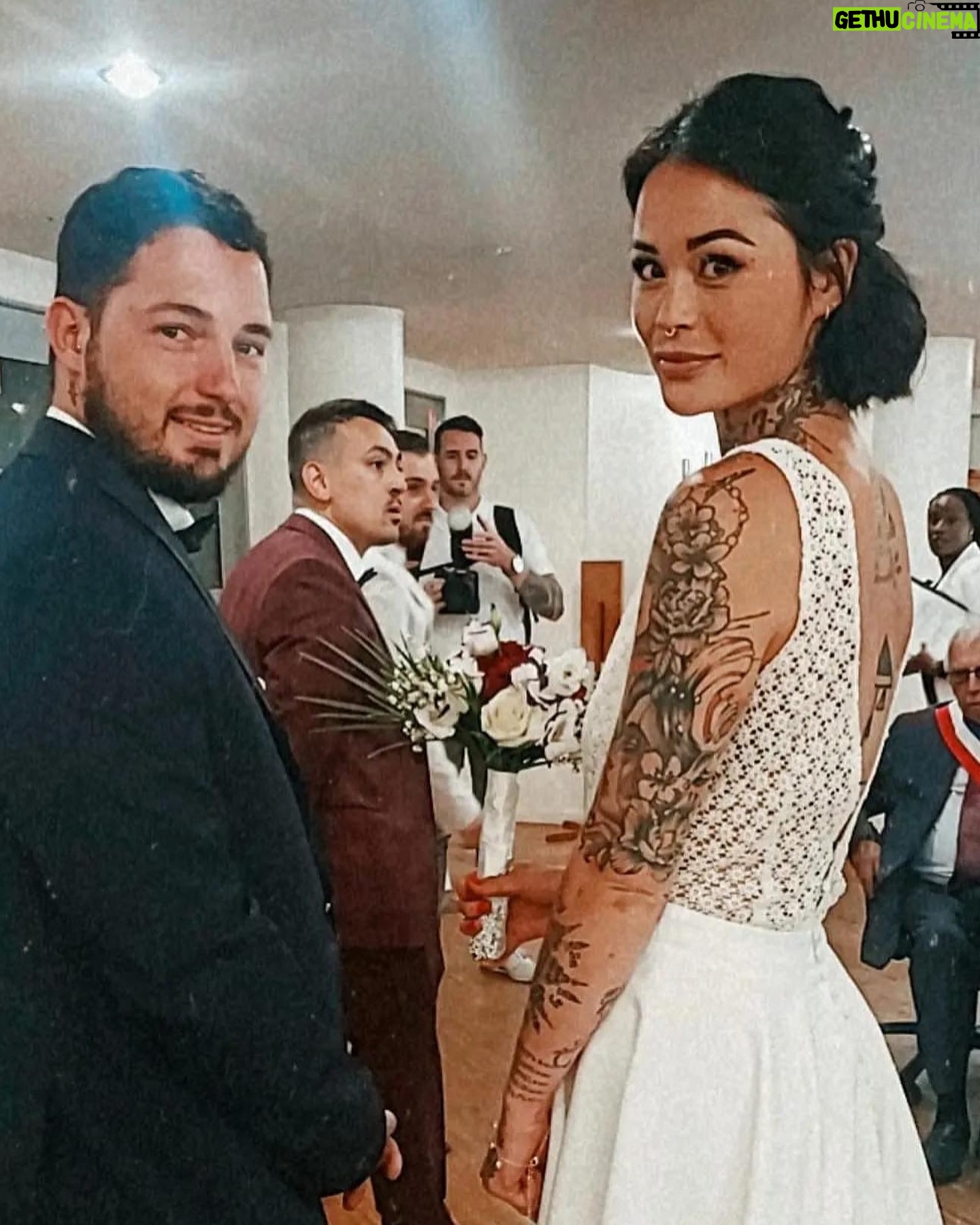 Claire Tomek - 20.3K Likes - Un mari c’est le gars qui vous soutient dans tous les problèmes que vous n’auriez pas eus si vous ne l’aviez pas épousé.
Joyeux 2 ans de mariage ❤️
Ps: promis j’avais pas oublié ..