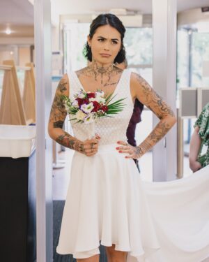 Claire Tomek Instagram - Un mari c’est le gars qui vous soutient dans tous les problèmes que vous n’auriez pas eus si vous ne l’aviez pas épousé. 
Joyeux 2 ans de mariage ❤️

Ps: promis j’avais pas oublié ..