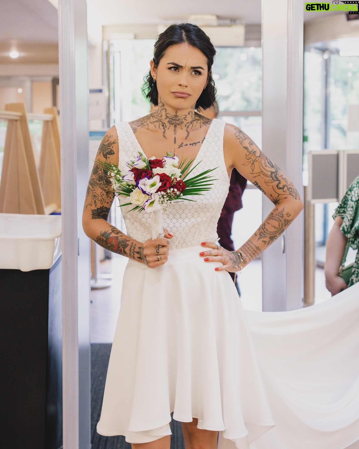 Claire Tomek - 20.3K Likes - Un mari c’est le gars qui vous soutient dans tous les problèmes que vous n’auriez pas eus si vous ne l’aviez pas épousé.
Joyeux 2 ans de mariage ❤️
Ps: promis j’avais pas oublié ..