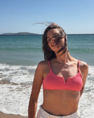 Clara Alvarado Instagram - qué tendrá el mar?! qué tendrá esa línea en el horizonte que tantas preguntas nos lanza desde la quietud más absoluta? Son tantas las reflexiones que afloran con cada contacto con la arena y el agua al pasear… muchas en el plano imaginario pero muchas otras en el real. Pasear mirando el mar definitivamente es pura terapia y vitamina para el ALMA. Qué suerte vivir en un país con tantísima costa así que escápate a la playa si tienes oportunidad porque las ideas se aclaran y los problemas se encaran. Confía 🤍🙏🏼🌊🌞 

os deseo un feliz primer finde de Agosto 🦁💦

PD. Si me queréis dejar por aquí playas bonitas para pasear son más que bienvenidas y preparo una lista <3 gracias familia :)) (o por DM si queréis mantenerlo en secreto 🤫🫶🏻, prometo no desvelarlas). 

BESO GIGANTE!!