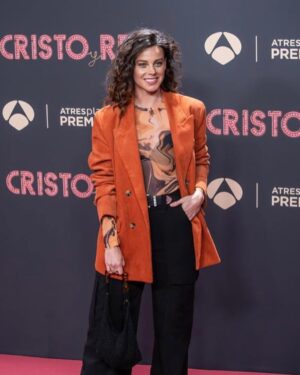 Clara Alvarado Instagram - premiere @cristoreyserie ❤️‍🔥
Gracias @atresmediacom @thegoodmoodproductions y @velocasting por darme la oportunidad de formar parte de este proyecto tan increíble encarnando a Rocío Dúrcal ✨ enhorabuena a todo el equipo 🎪

gracias a mis incondicionales @granviacomunica @ireneln @b_art_talent_management @elgatoamarillo por apoyarme siempre 💫
y por supuesto, a mi @carmialbornoz por muchos motivos a parte de maquillarme y peinarme siempre con tanto cariño 

Estreno el DOMINGO 15 en @atresplayer 💥

📷 @lacajadmusica @josuneord