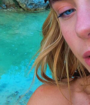 Clara Galle Instagram - Going to the moon pool tonight 🦦🧚