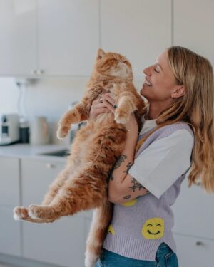 Clara Henry Instagram - Grattis mitt barn!!! Min andra dotter, mitt kött och blod, den snällaste och mest kärleksfulla hårkorven av alla korvar med eller utan hår. Sex år idag. Bästa älskade Helga katt, som jag älskar dig ❤️❤️❤️ #åhhelgakatt

📸: @emmatull