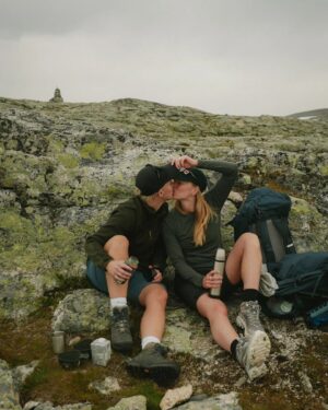 Clara Henry Instagram - Sjukt beteende att tänka att ens semester gradvis ska bli lite bättre för varje dag och att därför bli stressad när man dag två bestiger ett fkn berg, dricker gott kaffe på toppen, har fina samtal hela vägen ner och sen tillbringar kvällen med att undra hur fan man ska kunna klå det där. Sen blir man stressad över att man är stressad för att man egentligen borde vara helt jävla zen av bergen. Dubbelstress i norsk natur! Kanonsemester!