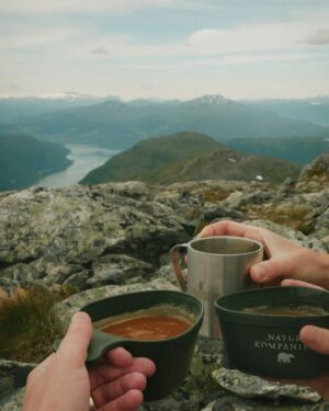 Clara Henry Instagram - Sjukt beteende att tänka att ens semester gradvis ska bli lite bättre för varje dag och att därför bli stressad när man dag två bestiger ett fkn berg, dricker gott kaffe på toppen, har fina samtal hela vägen ner och sen tillbringar kvällen med att undra hur fan man ska kunna klå det där. Sen blir man stressad över att man är stressad för att man egentligen borde vara helt jävla zen av bergen. Dubbelstress i norsk natur! Kanonsemester!