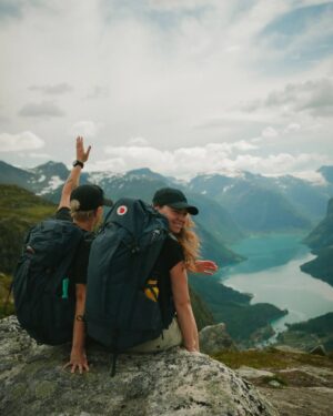 Clara Henry Instagram - Sjukt beteende att tänka att ens semester gradvis ska bli lite bättre för varje dag och att därför bli stressad när man dag två bestiger ett fkn berg, dricker gott kaffe på toppen, har fina samtal hela vägen ner och sen tillbringar kvällen med att undra hur fan man ska kunna klå det där. Sen blir man stressad över att man är stressad för att man egentligen borde vara helt jävla zen av bergen. Dubbelstress i norsk natur! Kanonsemester!