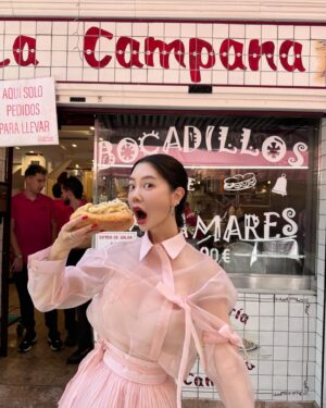 Clara Lee Instagram - if you want to try the famous Calamari sandwich 🦑 at Madid’s Plaza Mayor, you might as well start lining up from the airport!

 #OnlyinMadrid #SOONENT
#Plazamayor #LaCampana @turismocmadrid @vista_madrid @ifema_madrid