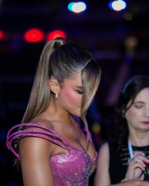 Clarissa Molina Instagram - Cuando apenas comenzaba la noche. ✨

Y que noche! 🩷 Un trabajo en equipo excepcional. 🙏🏼

Stylist @luciamaldonado 
Dress @gianninaazar 
Hair & Makeup @geraldstylist 
Accesorios @reinholdjewelers 
Fotografía @gicarlos27