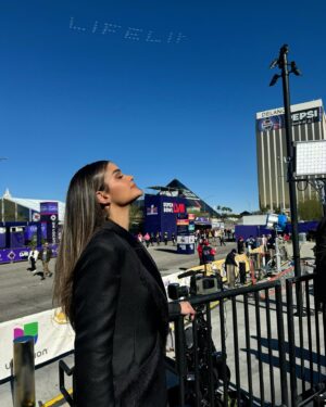Clarissa Molina Instagram - Súper Bowl LVIII nunca te olvidaré! 🏈♥️🤩

Sintonicen ahora por @univision !

Look @blancaelenamartinezf