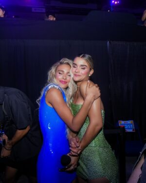 Clarissa Molina Instagram - Que noche tan maravillosa! Hoy amanecí con una sonrisa en la cara. Feliz y agradecida. Que dicha trabajar con gente buena, apasionados de lo que hacen, entregados, sobre todo profesionales @lelepons y @wisin ✨🌹🙏🏼 

@premiosjuventud @univision gracias una vez más por la confianza. 

Que les pareció el Green Look 💚 
Stylist @luciamaldonado 
Dress @gianninaazar 
Hair & Makeup @geraldstylist 
Accesorios @reinholdjewelers
Fotografía @gicarlos27