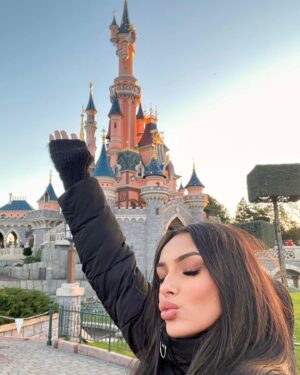 Clarysse Pereira Instagram - J’ai passé une journée magique à Disney ✨
Incroyable de redevenir une enfant le temps d’une journée 🫶🏼👧🏻

Moi mon Disney préféré c’est TOY STORY 🤠 et vous ? 💕