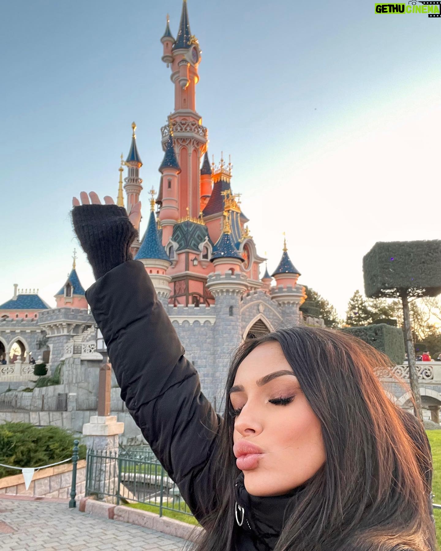 Clarysse Pereira - 39.4K Likes - J’ai passé une journée magique à Disney ✨
Incroyable de redevenir une enfant le temps d’une journée 🫶🏼👧🏻
Moi mon Disney préféré c’est TOY STORY 🤠 et vous ? 💕