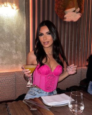 Clarysse Pereira Instagram - Les gars hier j’ai testé ce nouveau restaurant @yacatan.paris , je suis tombé looove de l’endroit 😍. Le lieu est trop beau, la nourriture trop bonne et l’ambiance trop trop bien ✨. Il rentre officiellement dans la liste select de mes restos préférés à Paris 😂🫶🏼.

Vous aimez la nourriture mexicaine ? 🇲🇽🌮