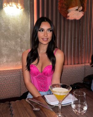 Clarysse Pereira Instagram - Les gars hier j’ai testé ce nouveau restaurant @yacatan.paris , je suis tombé looove de l’endroit 😍. Le lieu est trop beau, la nourriture trop bonne et l’ambiance trop trop bien ✨. Il rentre officiellement dans la liste select de mes restos préférés à Paris 😂🫶🏼.

Vous aimez la nourriture mexicaine ? 🇲🇽🌮