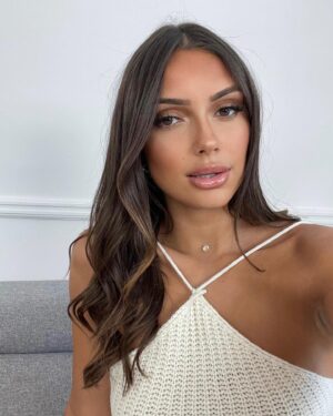 Clarysse Pereira Instagram - Aidez moi à trouver une légende 😅 
 Ma tête quand … ? 🤔