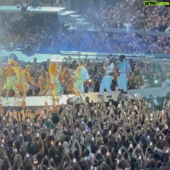 Clarysse Pereira - 28.6K Likes - ✨ Last night ✨
GUYZZZZZ j’ai été au concert de Beyonce svp 😭
Je partage avec vous l’une des meilleures soirées de ma vie 🫶🏼
Je suis trop chanceuse et reconnaissante d’avoir pu assister a ce show INCROYABLE !
J’étais éblouie du début à la fin, vraiment j’ai compris la définition du mot DIVA 🎤
Bravo la reine 👑